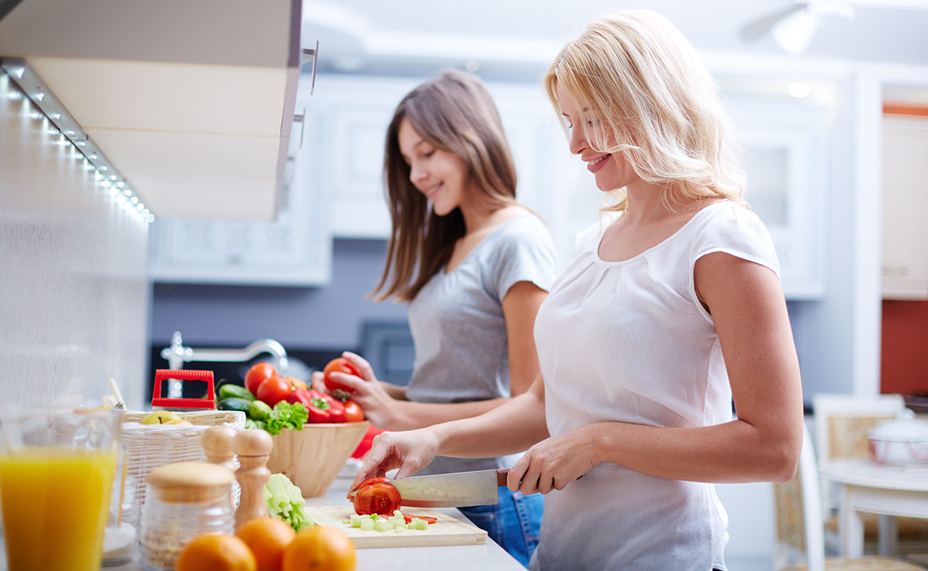 women preparing lunch1 NtvOdia
